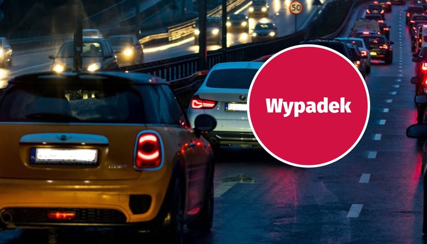 Samochody stojące w korku na autostradzie, w kółeczku napis "Wypadek" / zdjęcie ilustracyjne