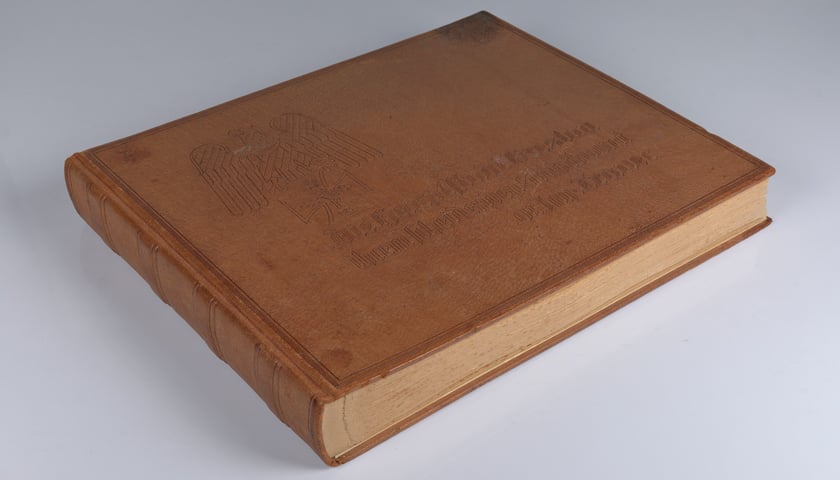 <p>Album w oprawie - okładka przednia</p>