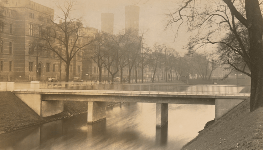 Kładka na ul. Sądowej, w tle wieże gmachu sądu w 1934 roku