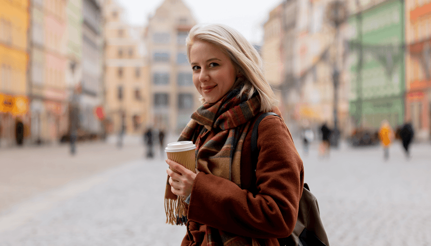 Kobieta na wrocławskim Rynku, zdjęcie ilustracyjne