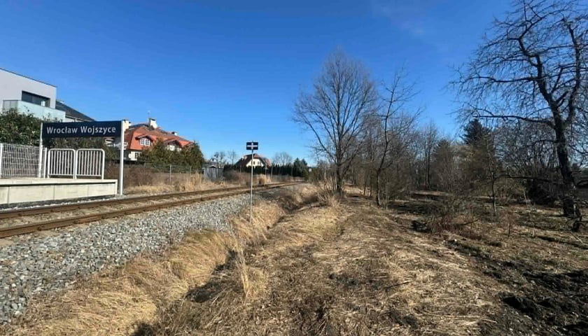 Widok z lotu ptaka na teren przy torach kolejowych w rejonie ulic Radłowej i Grota-Roweckiego, gdzie zostanie zbudowana trasa pieszo-rowerowa.