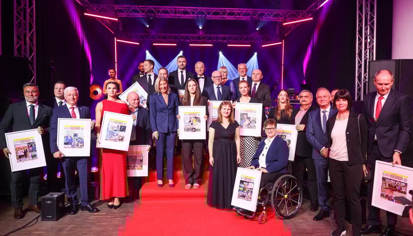 Bal Sportowca 2026 - wyróżnieni przez Słowo Sportowe zawodnicy, trenerzy i ludzie sportu na grupowym zdjęciu z wiceprezydent Wrocławia Renatą Granowską