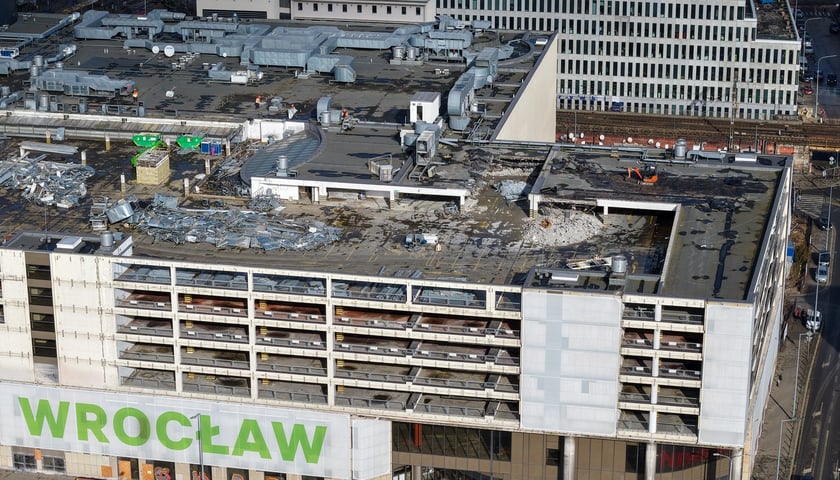 Parking na dachu Arkad Wrocławskich jest teraz placem rozbiórki. Na zdjęciu widzimy go z góry - leżą tu elementy rozmontowanych instalacji