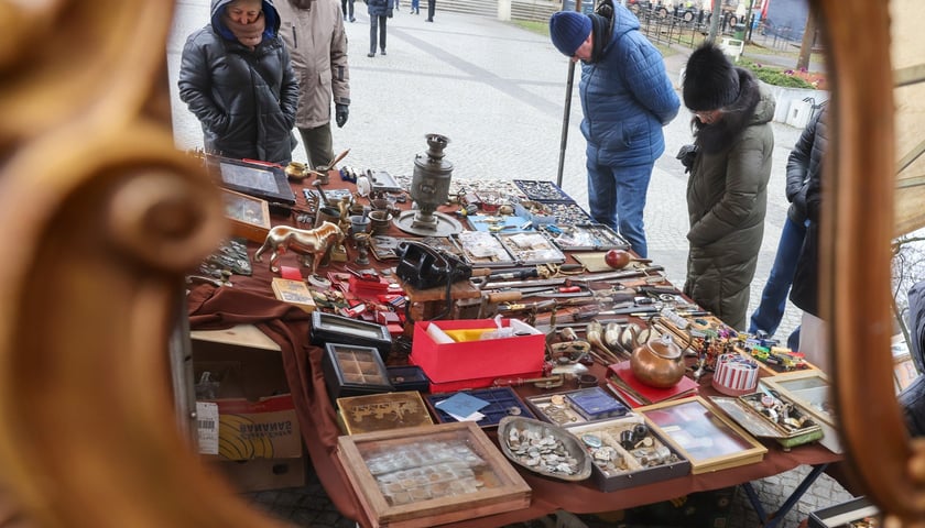 Giełda Staroci pod Iglicą przy Hali Stulecia we Wrocławiu 15 lutego 2026