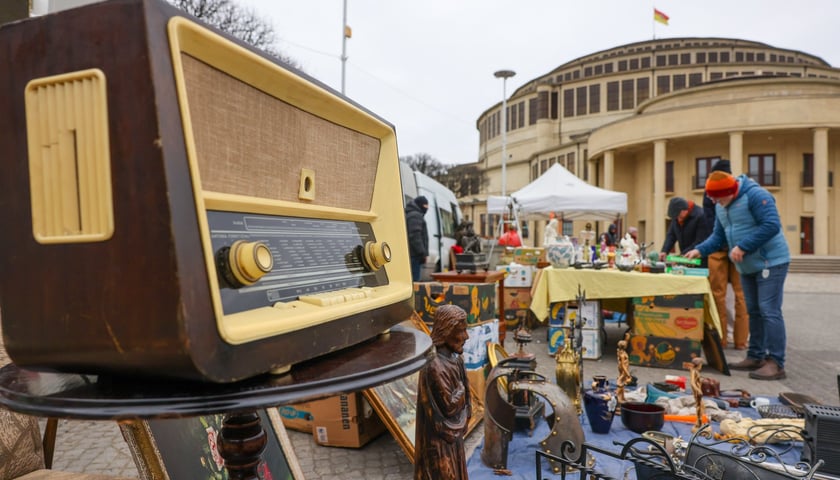 Giełda staroci pod Iglicą przy Hali Stulecia we Wrocławiu, 15 lutego 2026