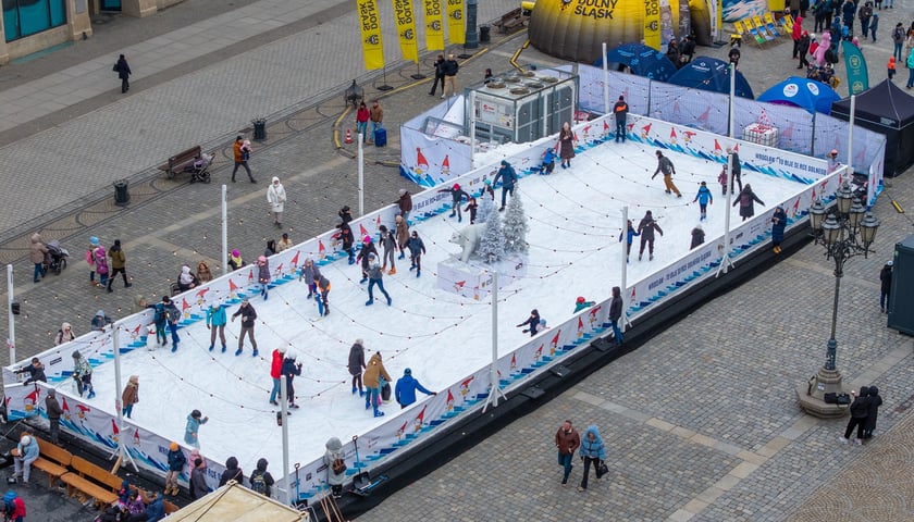 Widok z lotu ptaka na lodowisko w Rynku w weekend 14-15 lutego 2026 r.