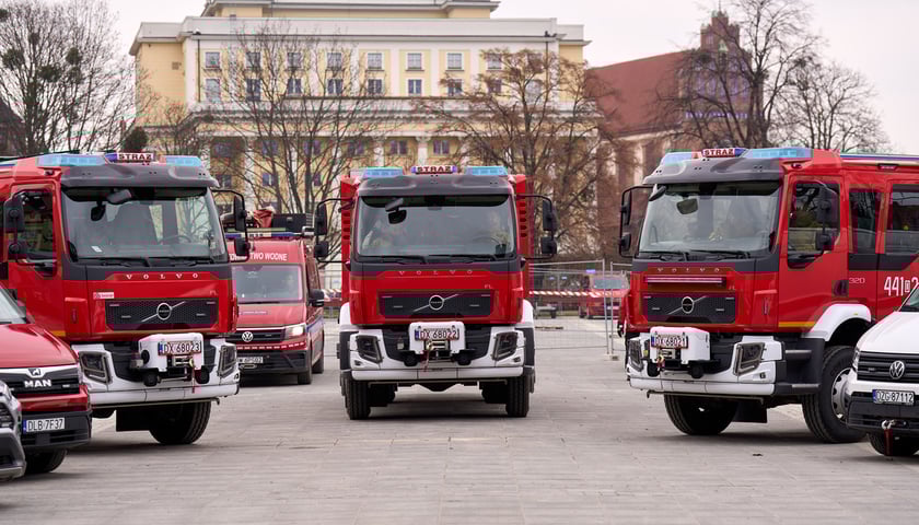 Sprzęt zakupiony przez jednostki Państwowej Straży Pożarnej na Dolnym Śląsku w ramach Programu Ochrony Ludności i Obrony Cywilnej. Na zdjęciu widać samochody straży pożarnej
