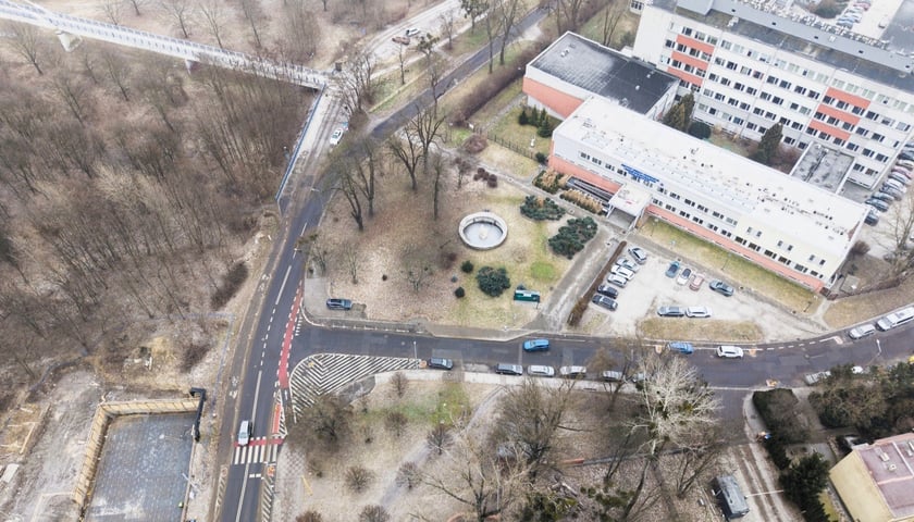 Skrzyżowanie ulic Na Grobli i Okólnej oraz Międzyrzeckiej widziane z lotu ptaka. W lewym górnym rogu widać Kładkę Zwierzyniecką, górną prawą część kadru zajmuje Instytut Niskich Temperatur 