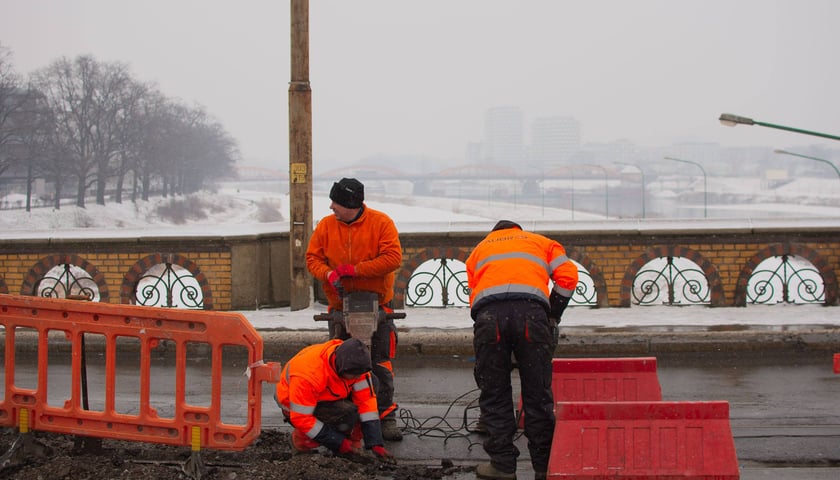MPK Wrocław usuwa awarię tor&oacute;w na Moście Osobowickim