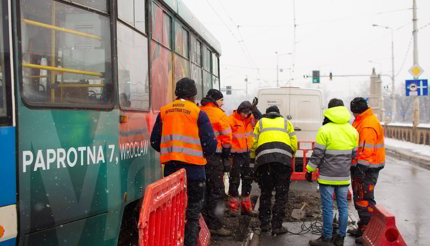 MPK Wrocław usuwa awarię tor&oacute;w na Moście Osobowickim