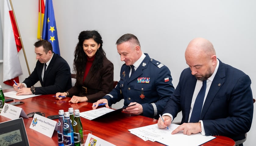 Podpisanie porozumienia  ws. budowy nowej komendy wojewódzkiej policji we Wrocławiu. Na zdjęciu od lewej: Paweł Gancarz, marszałek Województwa Dolnośląskiego, Anna Żabska, wojewoda dolnośląska, nadins. Paweł Półtorzycki, komendant wojewódzki Policji we Wrocławiu, Jacek Sutryk, prezydent Wrocławia