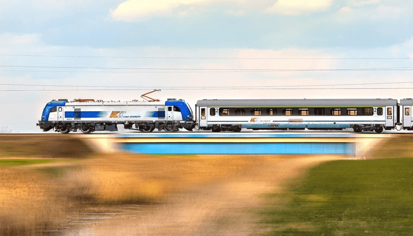 Pociąg PKP InterCity. Na zdjęciu pociąg w ruchu