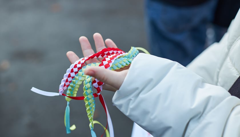 Bransoletki z tkaniny w barwach narodowych Polski i Ukrainy, zdjęcie ilustracyjne. 