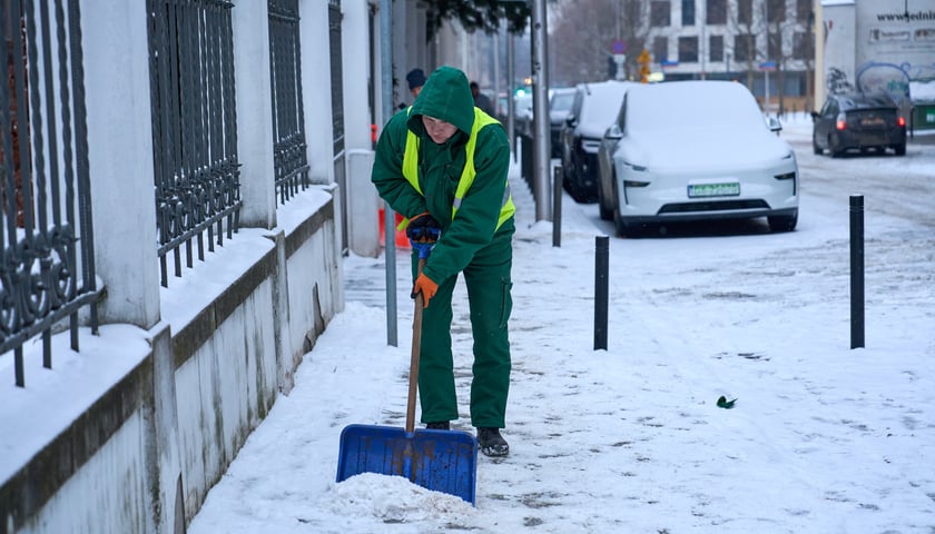 <p>Śnieg będzie padać zar&oacute;wno dziś (17 lutego) jak i jutro</p>