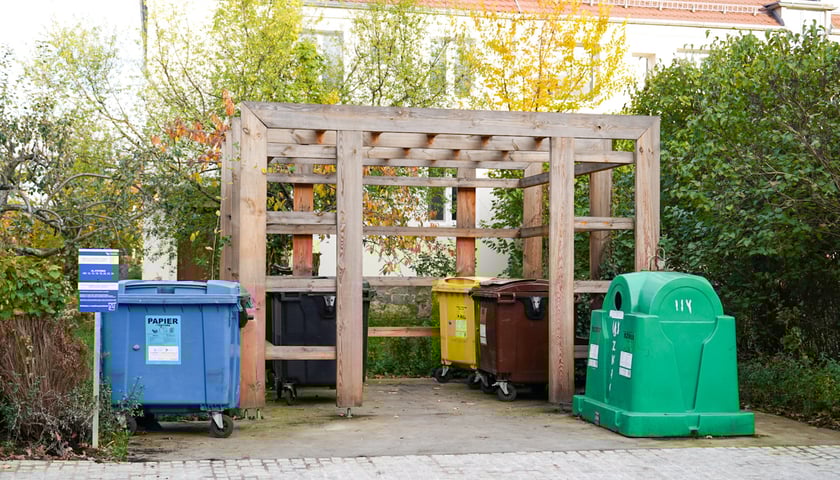 Nowe kubły na śmieci na Sępolnie i zielona wiata - tak wkrótce będzie wyglądać kolejnych 5 lokacji