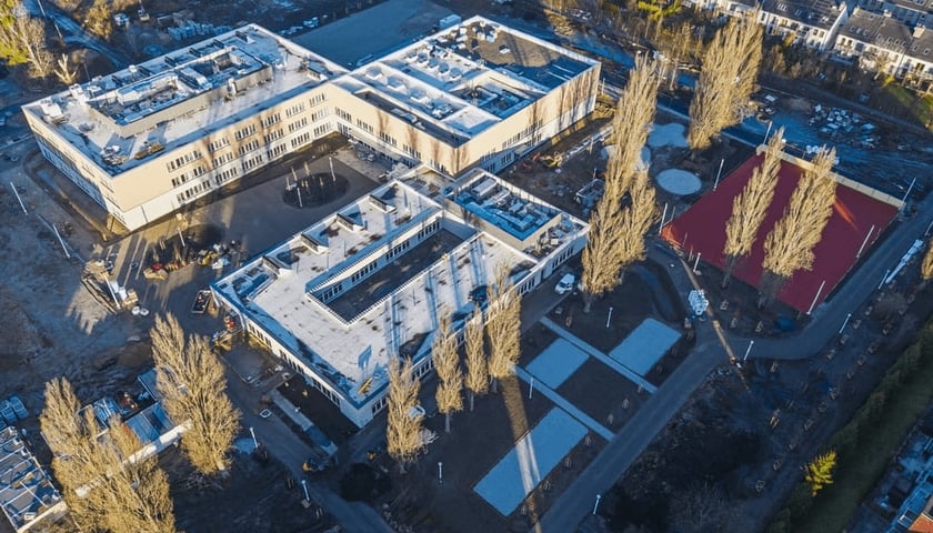 Навчально-виховний комплекс на вул. Zwycięska під час будівництва, грудень 2025 року (вид згори)