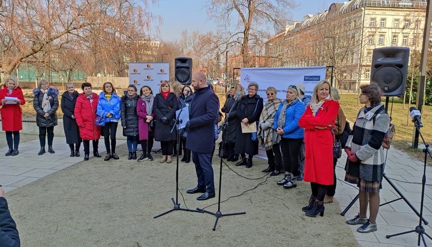 Powiększ obraz: Prezydent Jacek Sutryk przyznał, że moment podpisania Karty jest nieprzypadkowy - konferencja prasowa