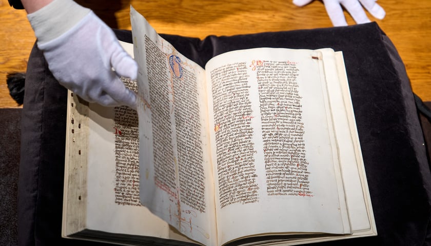 Prezentacja odzyskanego rękopisu dzieł św. Augustyna w Bibliotece Uniwersyteckiej