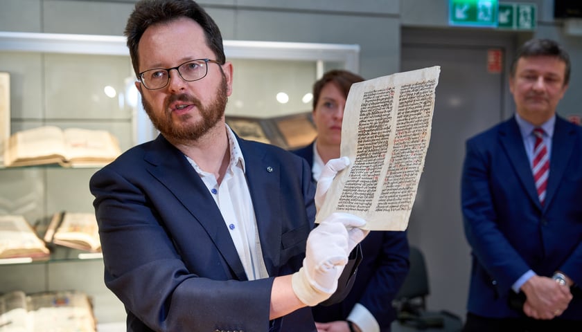 Dr Antoine Haaker, pracownik Biblioteki Uniwersyteckiej, odnalazł rękopis dzieł św. Augustyna w paryskiej galerii  Les Enluminures. Na zdjęciu mężczyzna w okularach trzyma stronę rękopisu