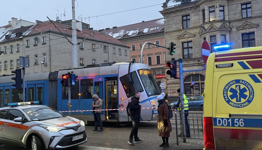 Tramwaj, pojazd nadzoru ruchu MPK i karetka w miejscu wypadku na ul. Kazimierza Wielkiego, gdzie tramwaj potrącił rowerzystę.