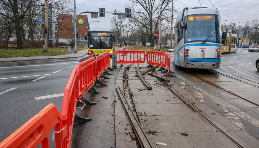 Zdjęcie archiwalne z lutego 2025 roku z interwencyjnego remontu torów na skrzyżowaniu Glinianej i Borowskiej 
