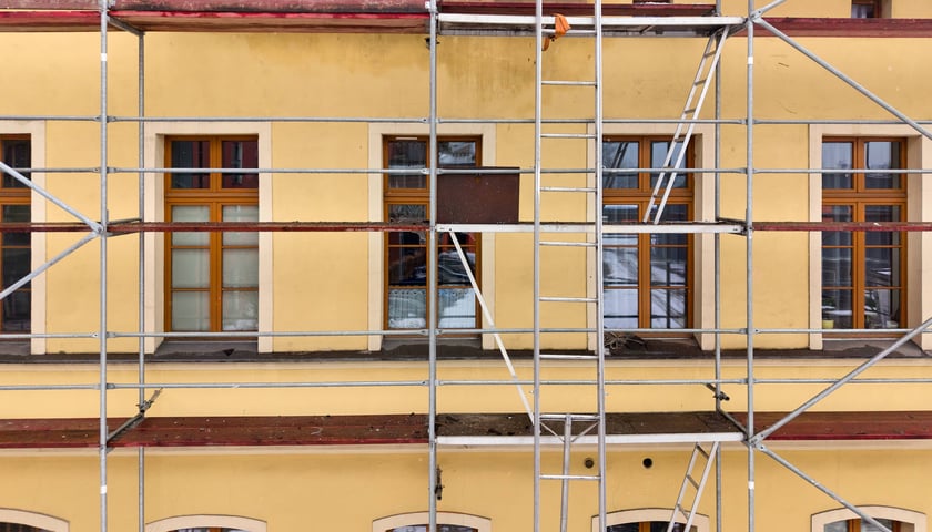 <p>W październiku 2025 na budynek zawaliło się drzewo</p>