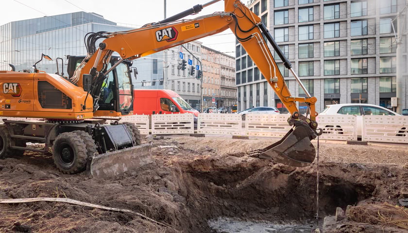 Usuwanie awarii wodociągowej przy ul. Traugutta, 20.02.2026. Przejezdna ulica, ale ze zwężeniem. Zajęty chodnik.