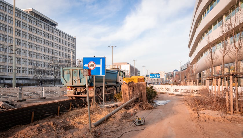 Usuwanie awarii wodociągowej przy ul. Traugutta, 20.02.2026. Przejezdna ulica, ale ze zwężeniem. Zajęty chodnik.
