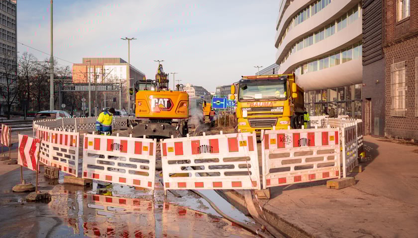 Usuwanie awarii wodociągowej przy ul. Traugutta, 20.02.2026. Przejezdna ulica, ale ze zwężeniem. Zajęty chodnik.