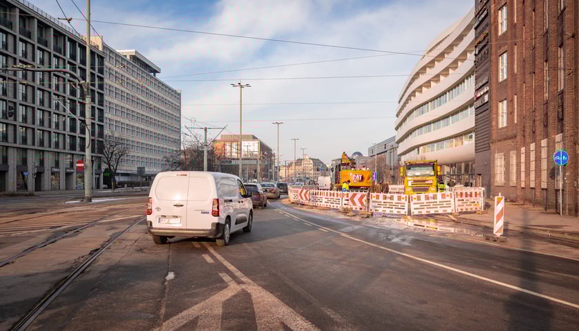 Usuwanie awarii wodociągowej przy ul. Traugutta, 20.02.2026. Przejezdna ulica, ale ze zwężeniem. Zajęty chodnik.