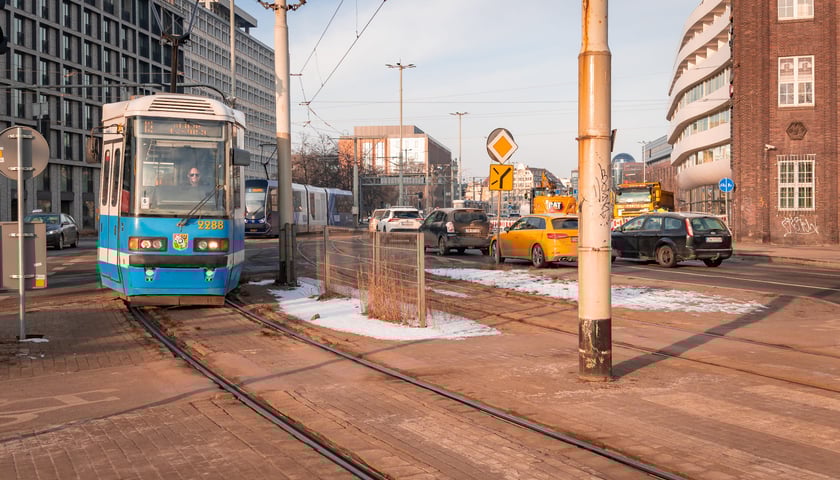 Usuwanie awarii wodociągowej przy ul. Traugutta, 20.02.2026. Przejezdna ulica, ale ze zwężeniem. Zajęty chodnik.