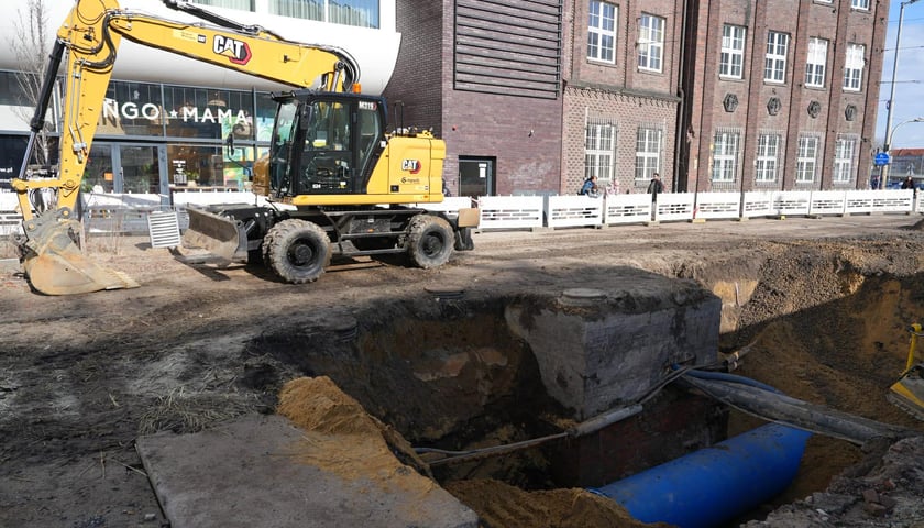 Zasypywanie rury na Traugutta - 23 lutego