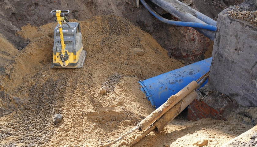 Zasypywanie rury na Traugutta - 23 lutego