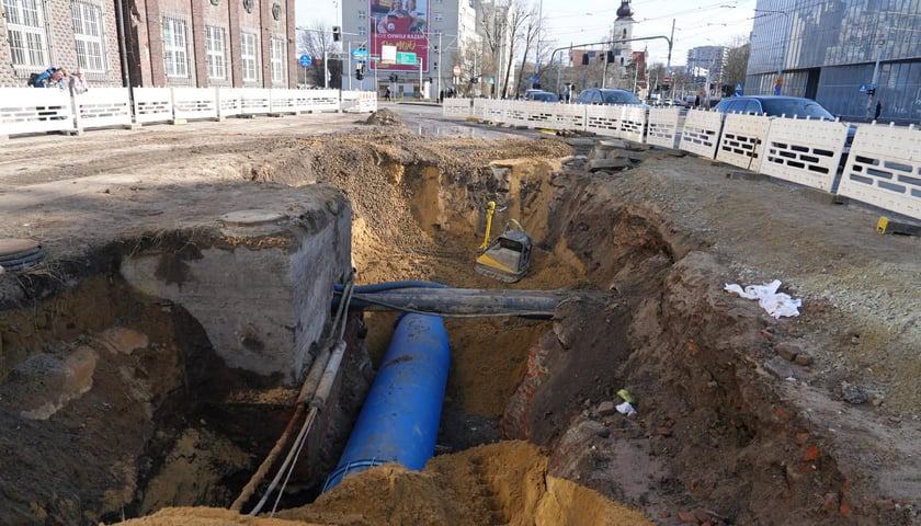 Zasypywanie rury na Traugutta - 23 lutego