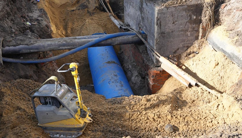 Zasypywanie rury na Traugutta - 23 lutego