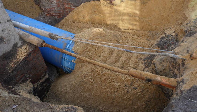 Zasypywanie rury na Traugutta - 23 lutego