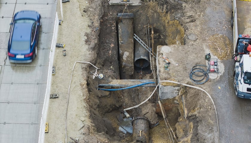 Trwają prace po awarii magistrali na ul. Traugutta - sobota 21 lutego 2026 r.