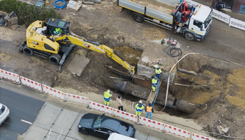 Trwają prace po awarii magistrali na ul. Traugutta - sobota 21 lutego 2026 r.