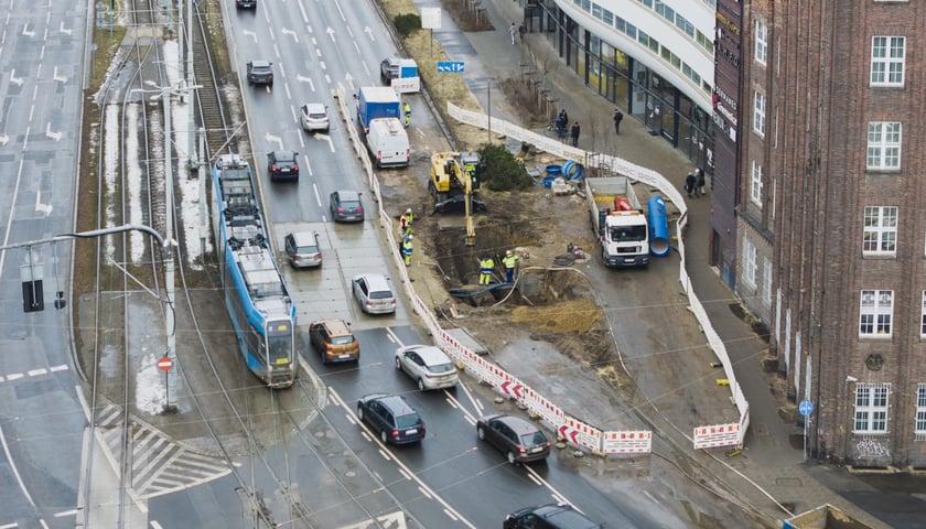 Trwają prace po awarii magistrali na ul. Traugutta - sobota 21 lutego 2026 r.
