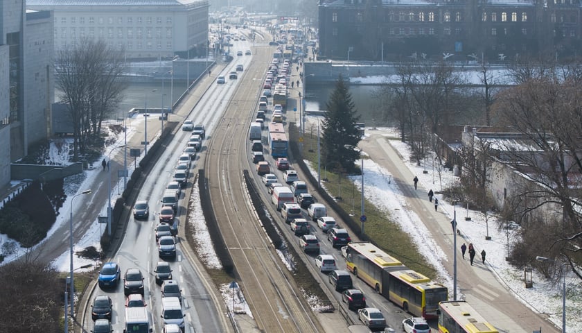 Korki na Moście Pokoju po awarii magistrali w ul. Oławskiej - 19 lutego
