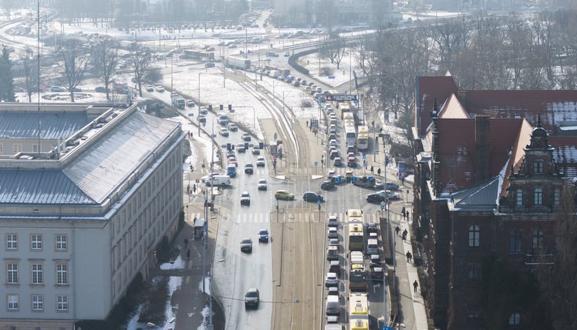 Korki na Moście Pokoju po awarii magistrali w ul. Oławskiej - 19 lutego