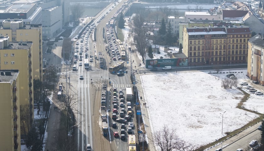 Korki na Moście Pokoju po awarii magistrali w ul. Oławskiej - 19 lutego