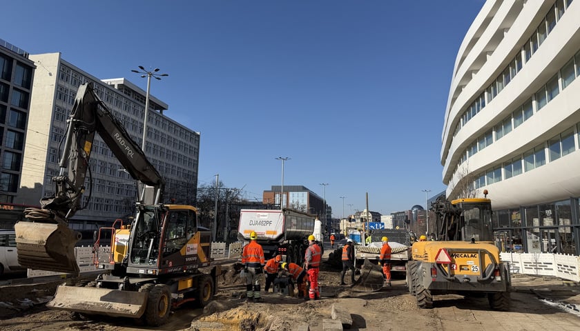 Trwają prace po awarii magistrali na ul. Traugutta - czwartek 26 lutego. Odtwarzanie jezdni 