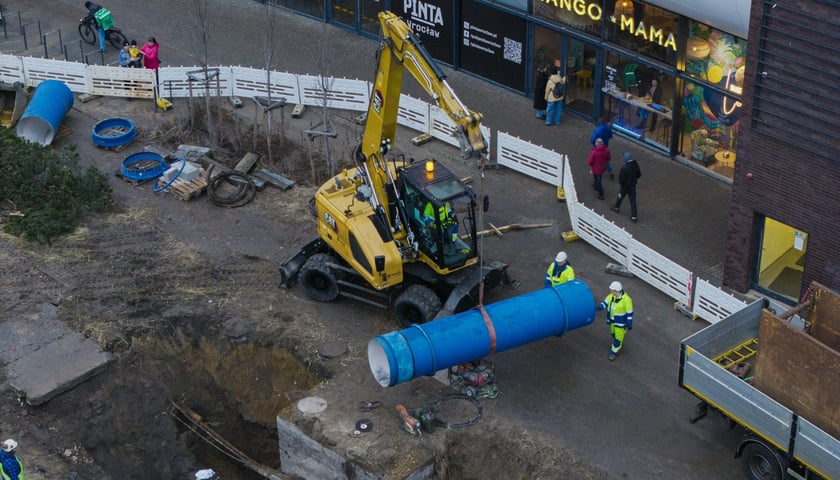 Trwają prace po awarii magistrali na ul. Traugutta - sobota 21 lutego 2026 r. Montaż nowej rury