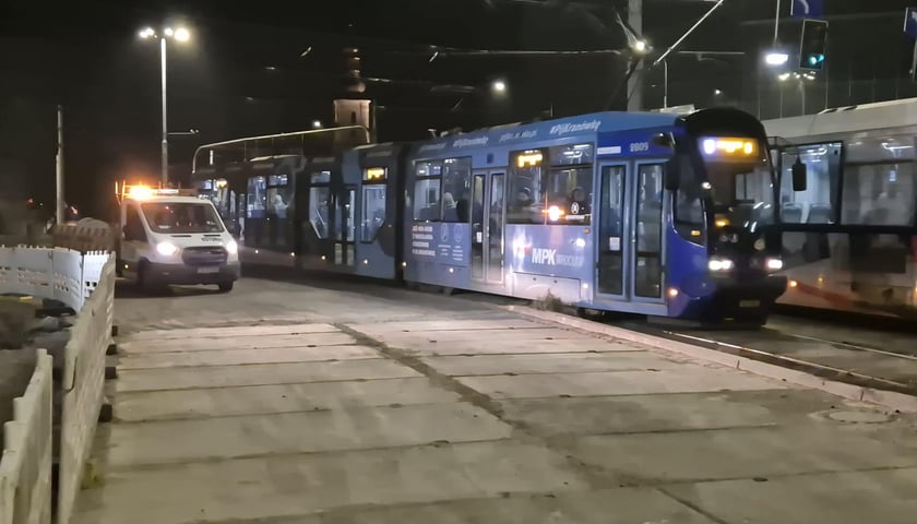 <p>Tymczasowa betonowa nawierzchnia na Traugutta</p>