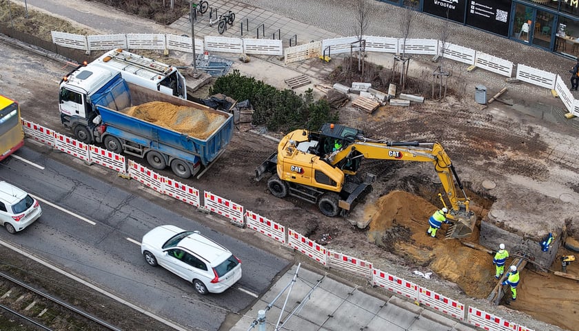 Zasypywanie rury na Traugutta - 23.02.2026. Widok z drona