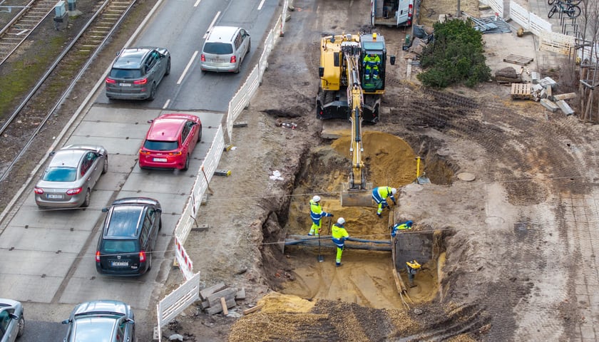 Zasypywanie rury na Traugutta - 23.02.2026. Widok z drona