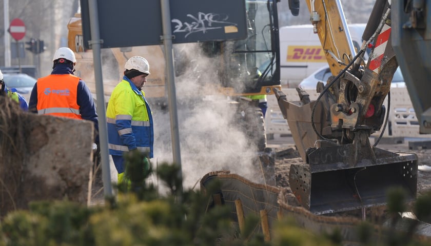 Usuwanie awarii wodociągowej przy ul. Traugutta. Wrocław, 20.02.2026