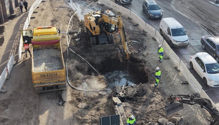 Usuwanie awarii wodociągowej przy ul. Traugutta. Wrocław, 20.02.2026