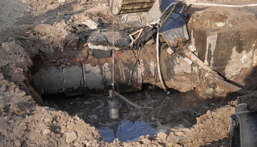 Usuwanie awarii wodociągowej przy ul. Traugutta. Wrocław, 20.02.2026